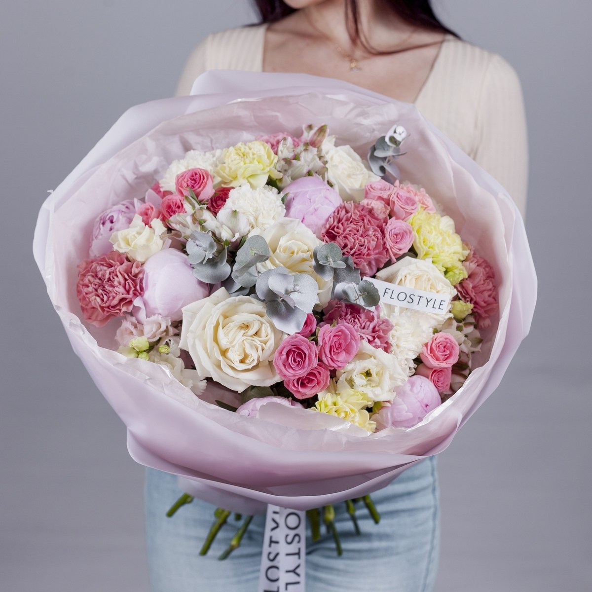 sbornyj kruglyj buket s pionami i pionovidnoj rozoj 4